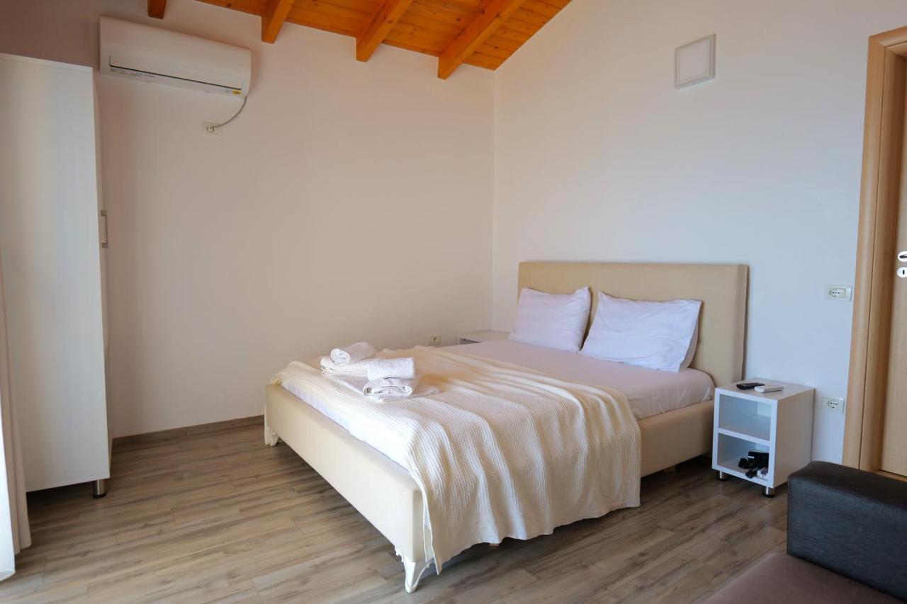 Alex & Sofi Hotel Химара Экстерьер фото